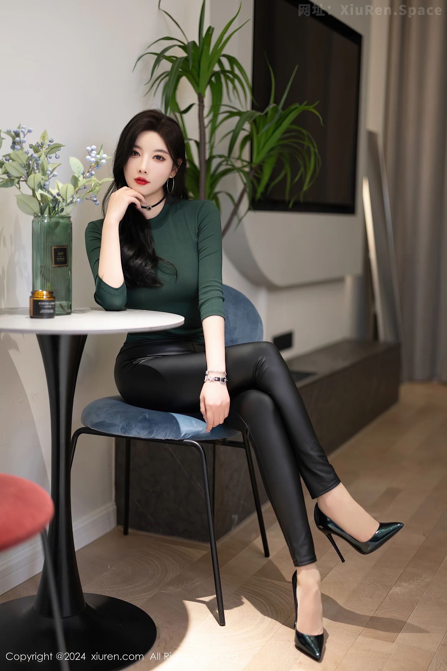 图片[2]-[XiuRen秀人网]VOL.8707 女神杨晨晨墨绿色上衣配黑皮长裤露性感内衣配超薄肉丝诱惑写真90P-秀人网官方网站